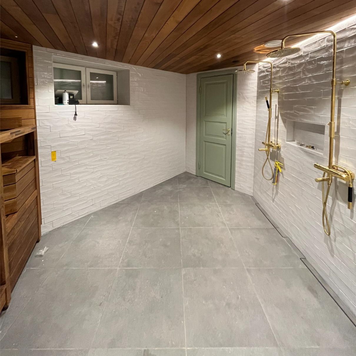 Kylpyhuoneremontti Tampere - Viimeistellyt puupinnat sekä laatoitus kylpyhuoneessa