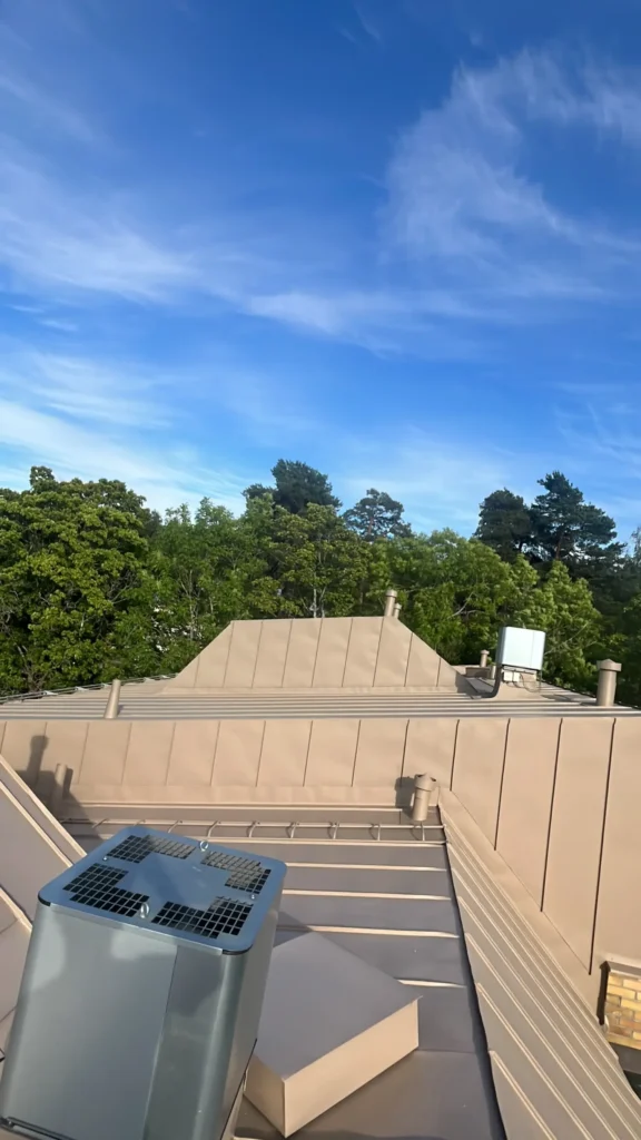 Laatoittava Oy:n tekemä peltikaton maalaus kerrostaloon Tampereella