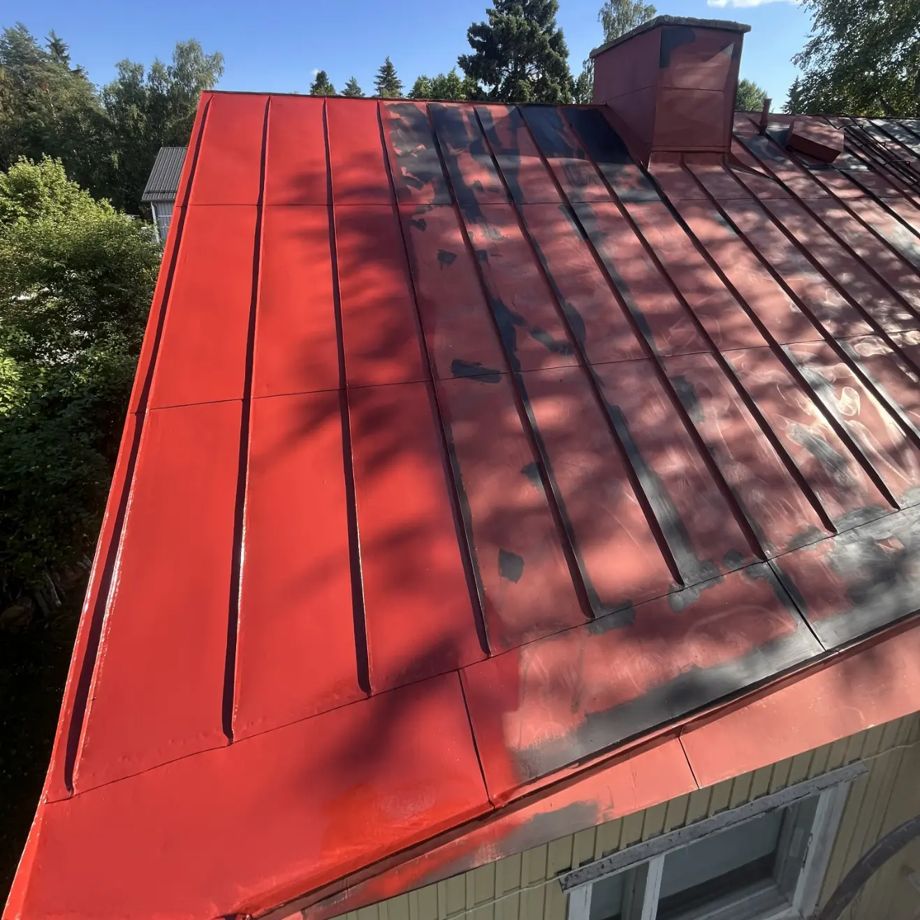 Peltikaton maalaustyö aloitettu Tamperelaiseen omakotitaloon