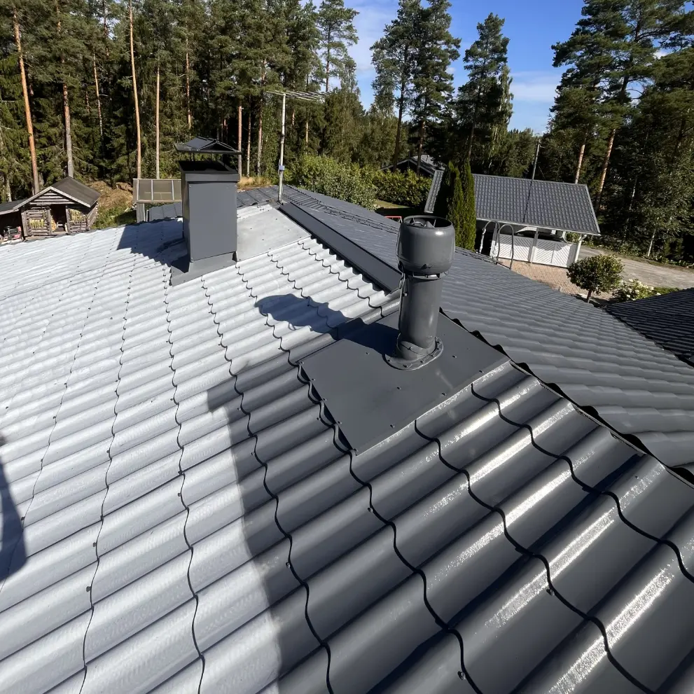 Peltikaton maalaus Tampere - Laatottava Oy suorittamassa työtä.