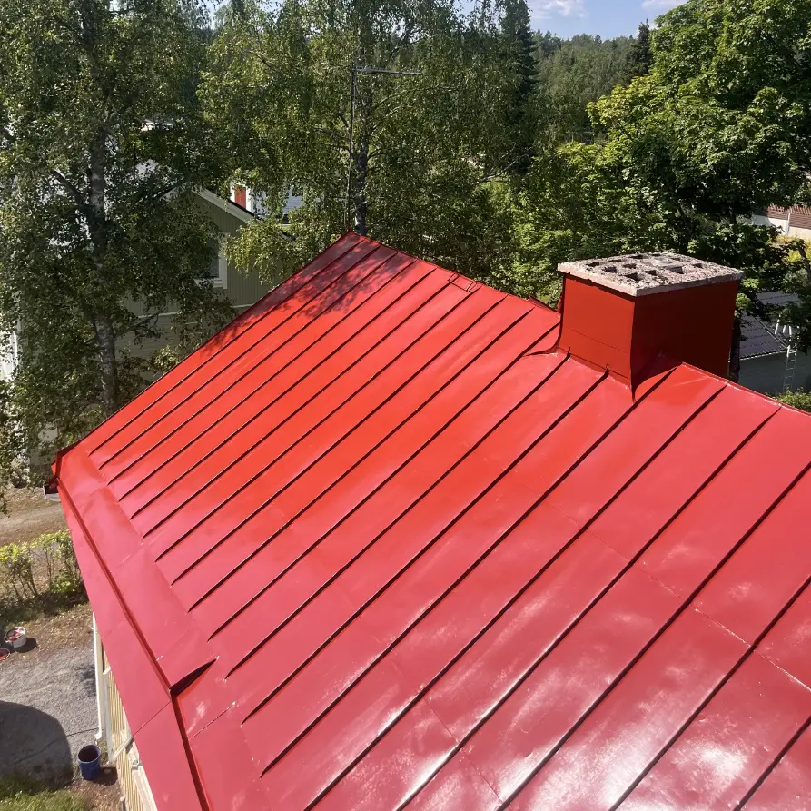 Punaisella maalilla maalattu peltikatto Tampereella
