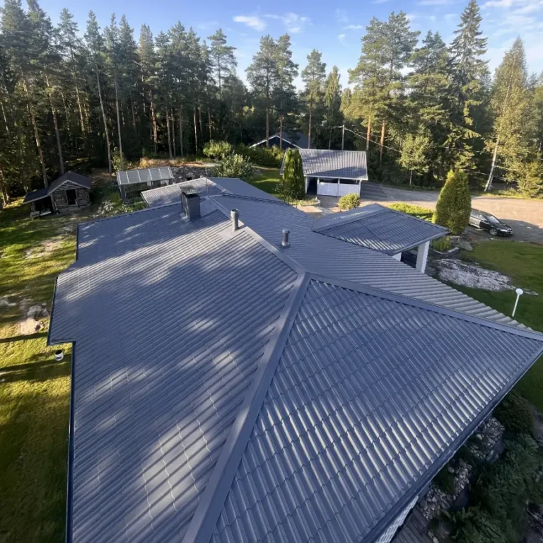 Laatottava Oy:n suorittama peltikaton maalaus Tampereella omakotitaloon - Peltikaton maalaus hinta Tampereella 2000€